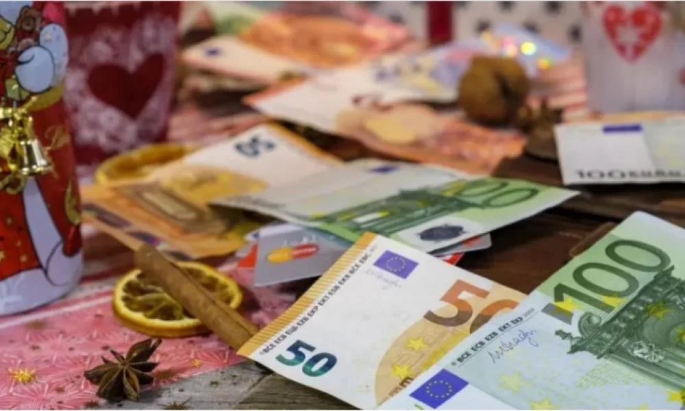 Δώρο Χριστουγέννων: Πώς θα πληρωθεί στην αναστολή ή στο μηχανισμό «Συν-εργασία»
